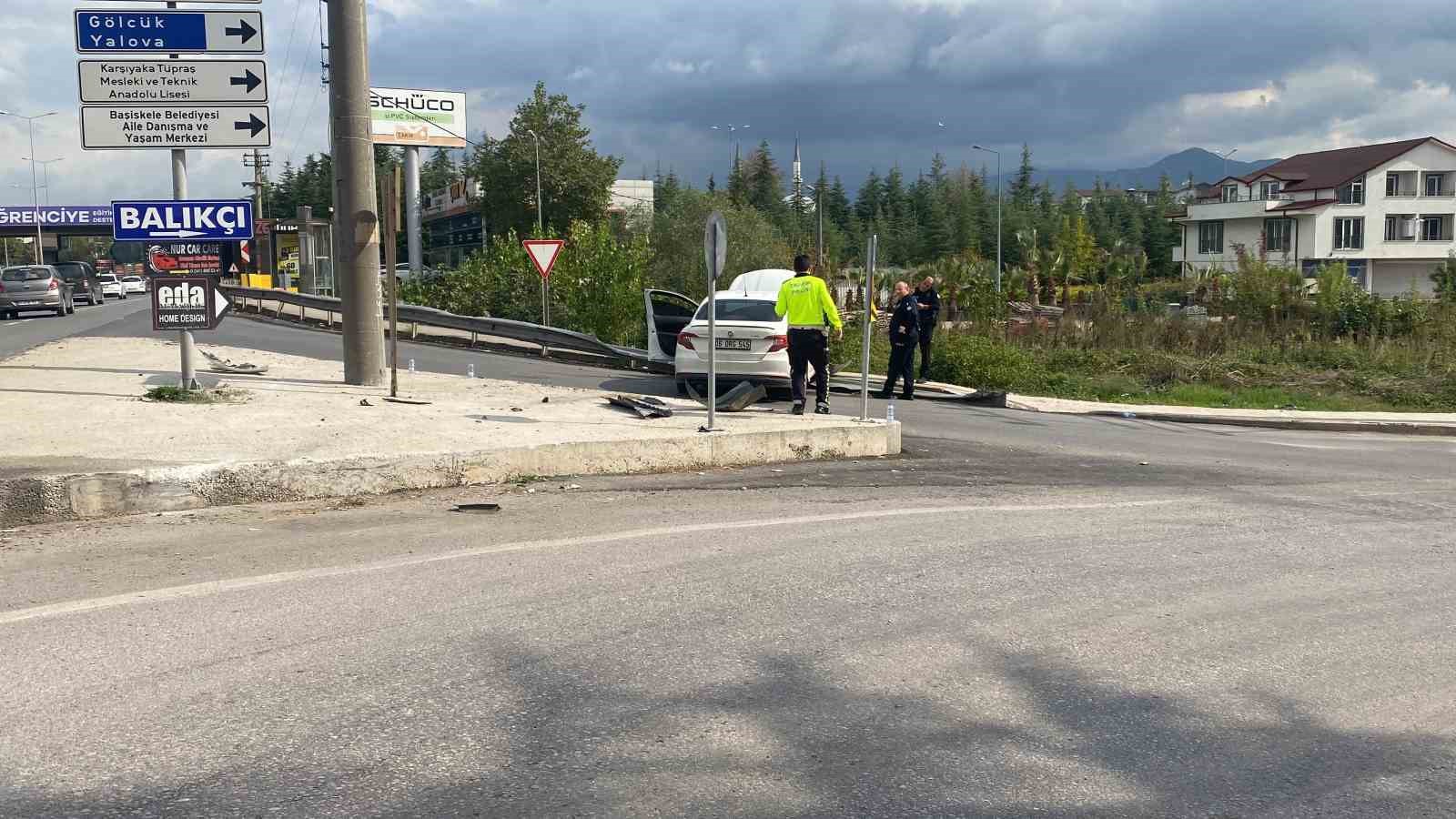 Kocaeli’de otomobil kaldırıma çıktı: 1’i bebek 3 yaralı
