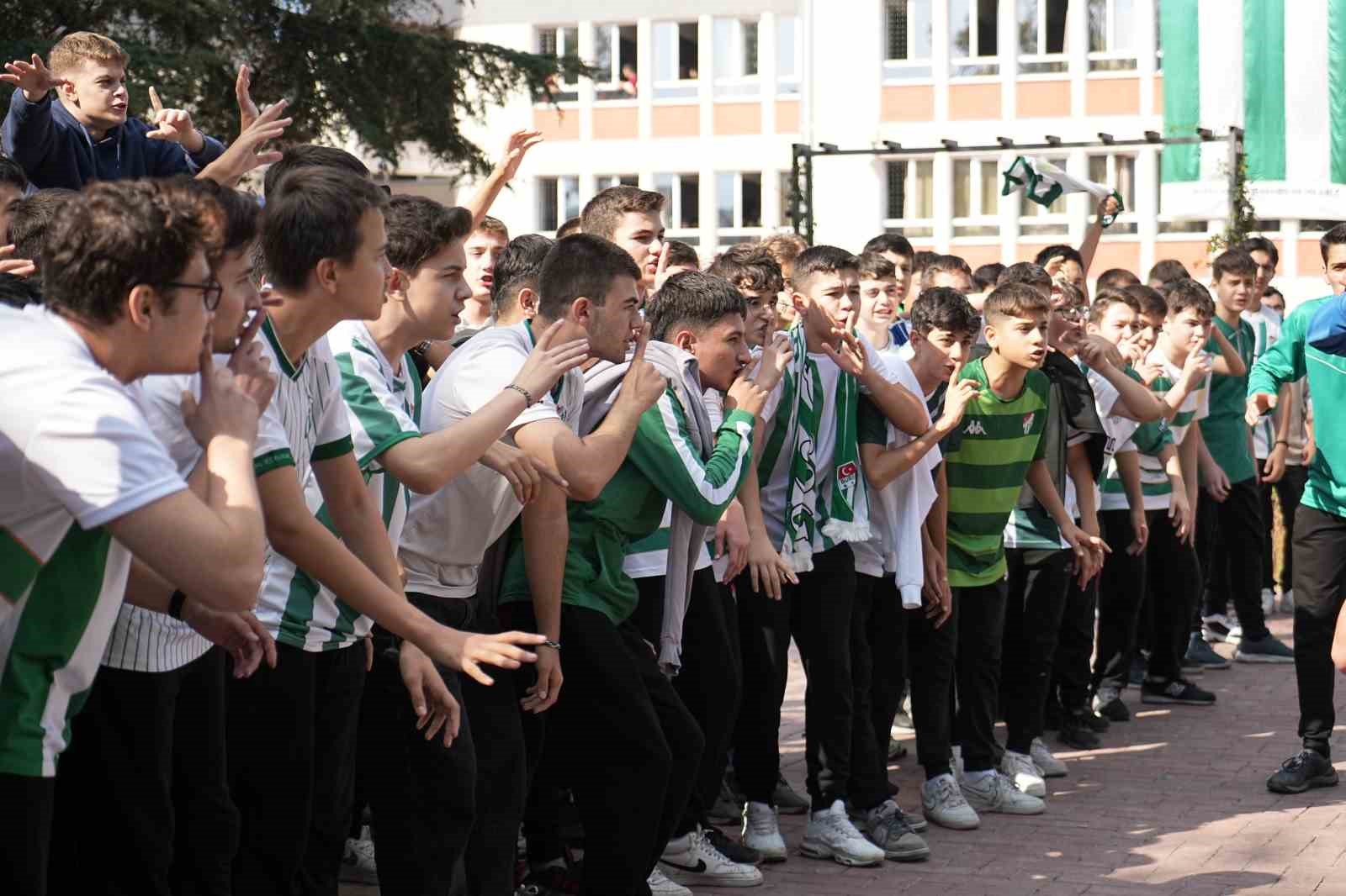 Bursaspor oyuncuları öğrenciler ile buluştu
