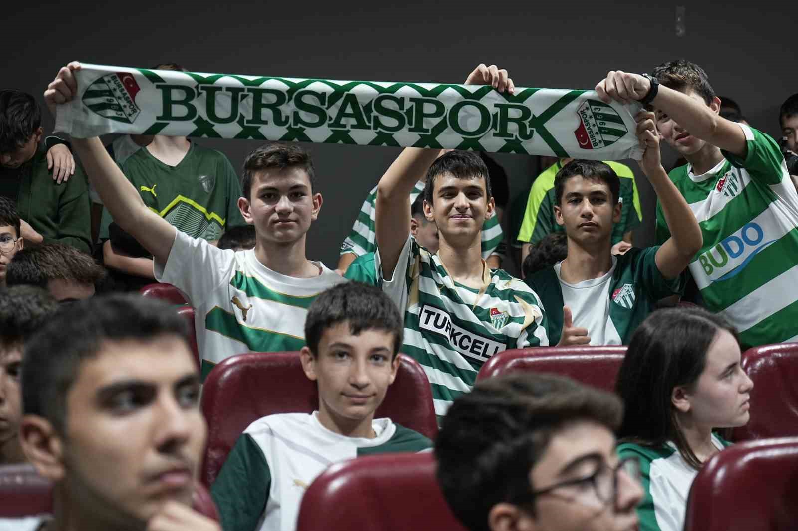 Bursaspor oyuncuları öğrenciler ile buluştu
