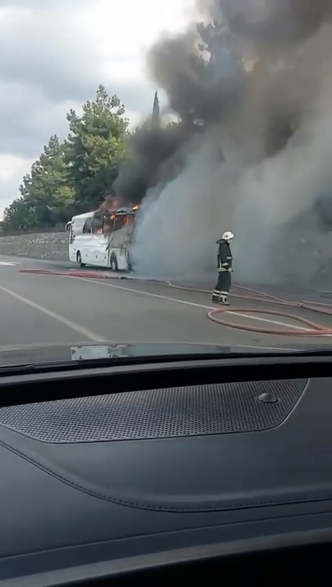 Seyir halindeki otobüs alev alev yandı
