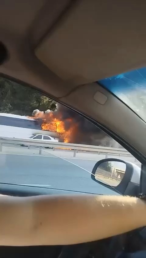 Seyir halindeki otobüs alev alev yandı
