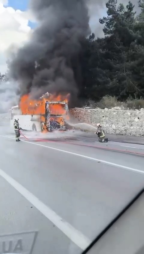 Seyir halindeki otobüs alev alev yandı
