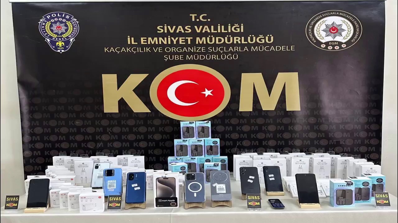 Sivas’ta onlarca kaçak telefon ve aksesuarları ele geçirildi
