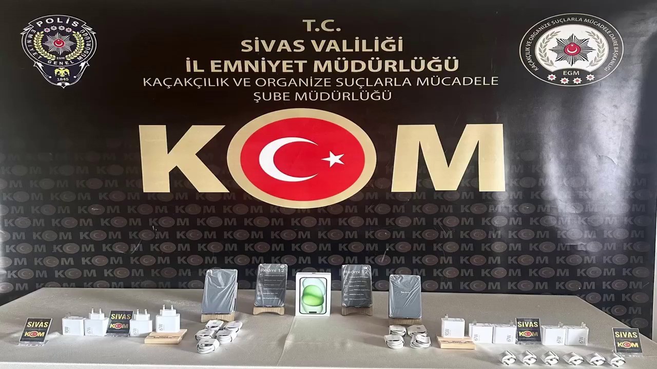 Sivas’ta onlarca kaçak telefon ve aksesuarları ele geçirildi
