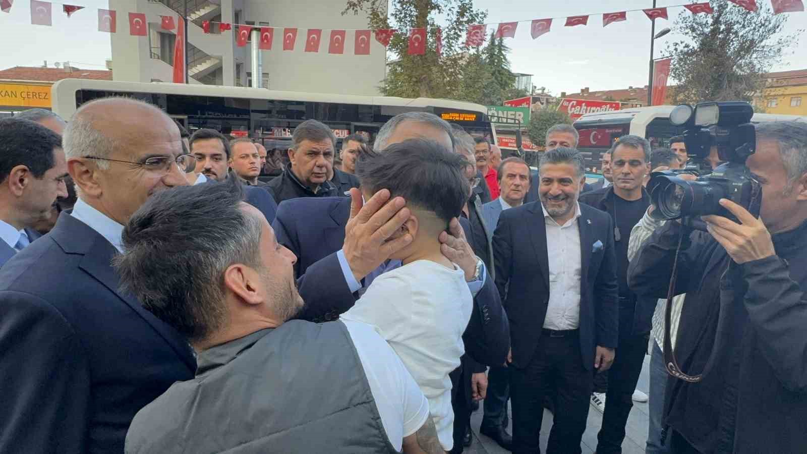 Bakan Yerlikaya, depremin vurduğu Malatya’da esnaf ile bir araya geldi
