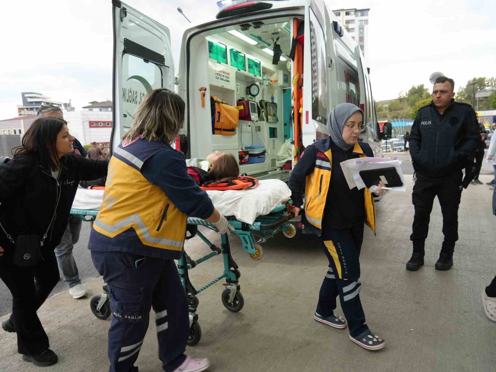 Öğrencileri taşıyan minibüs ile tır çarpıştı: 12’si öğrenci  13 yaralı
