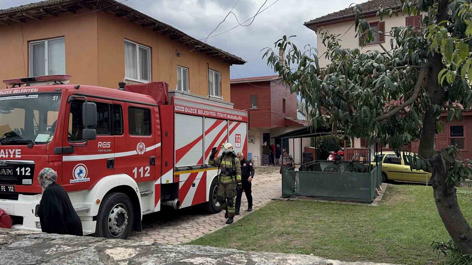 Düzce’de iki mahallede çıkan yangınlar kısa sürede söndürüldü
