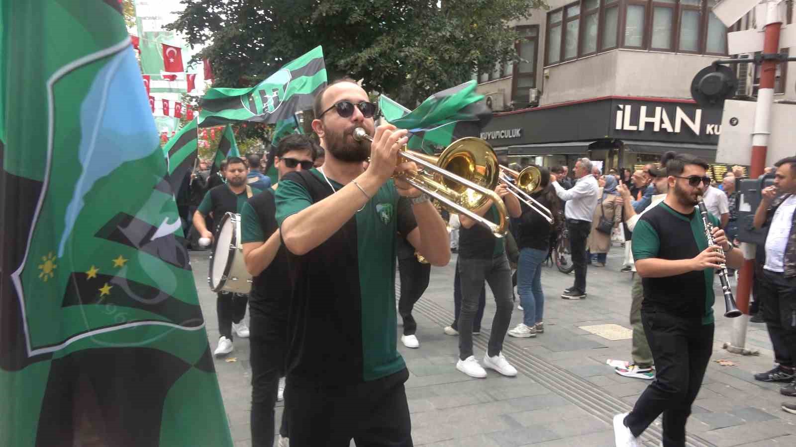 Kocaelispor çarşıya indi, ortaya renkli görüntüler çıktı
