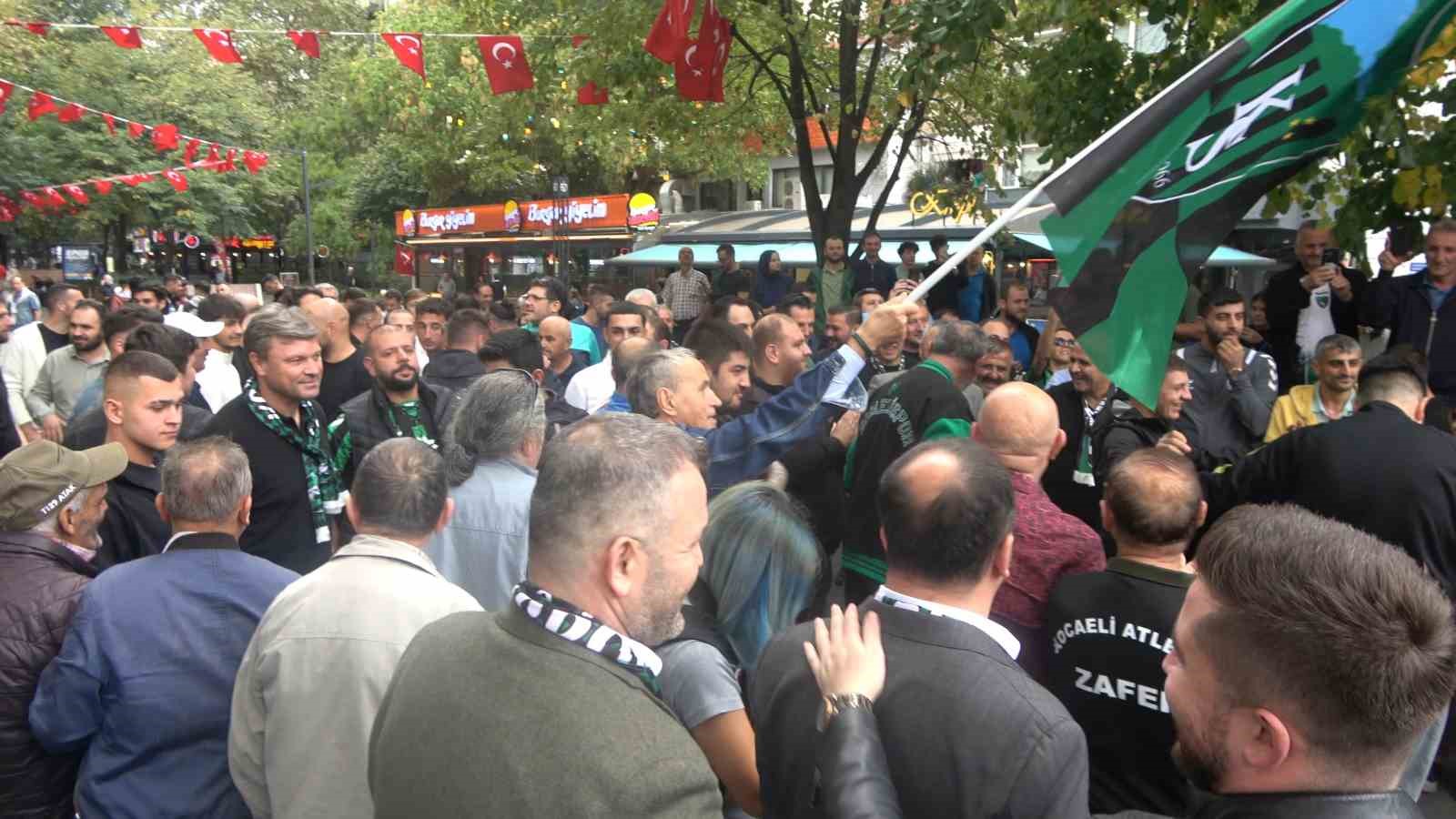 Kocaelispor çarşıya indi, ortaya renkli görüntüler çıktı
