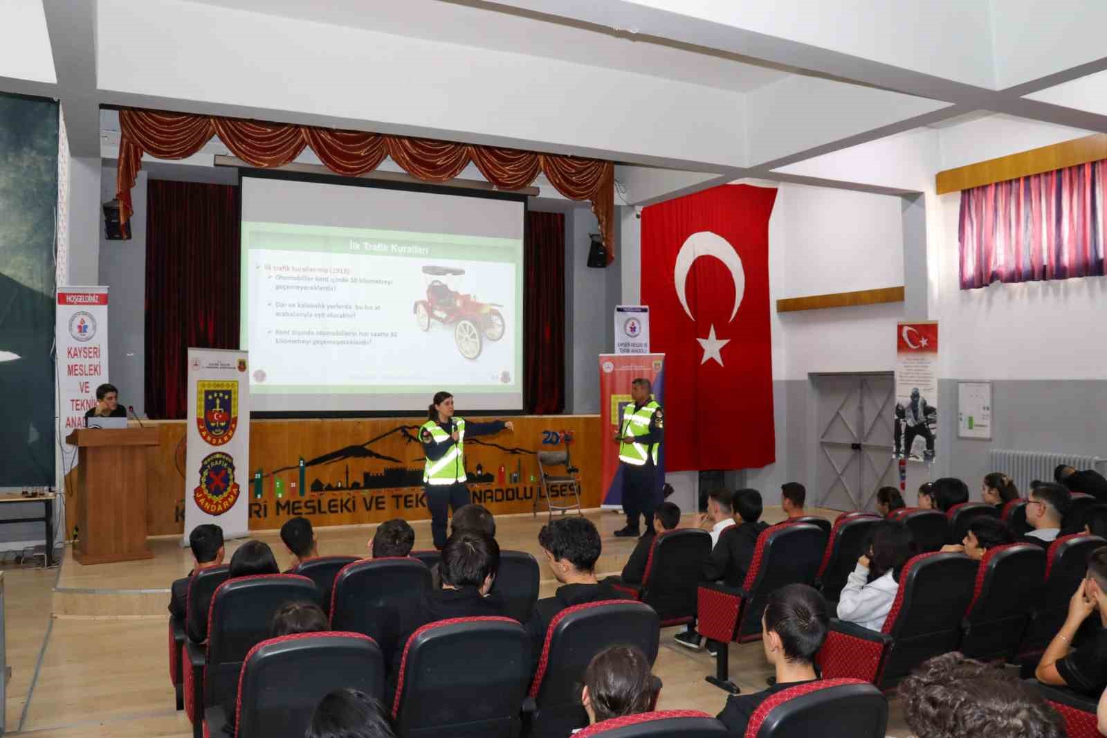 Jandarma’dan öğrencilere ’Uygulamalı Trafik Güvenliği Eğitimi’
