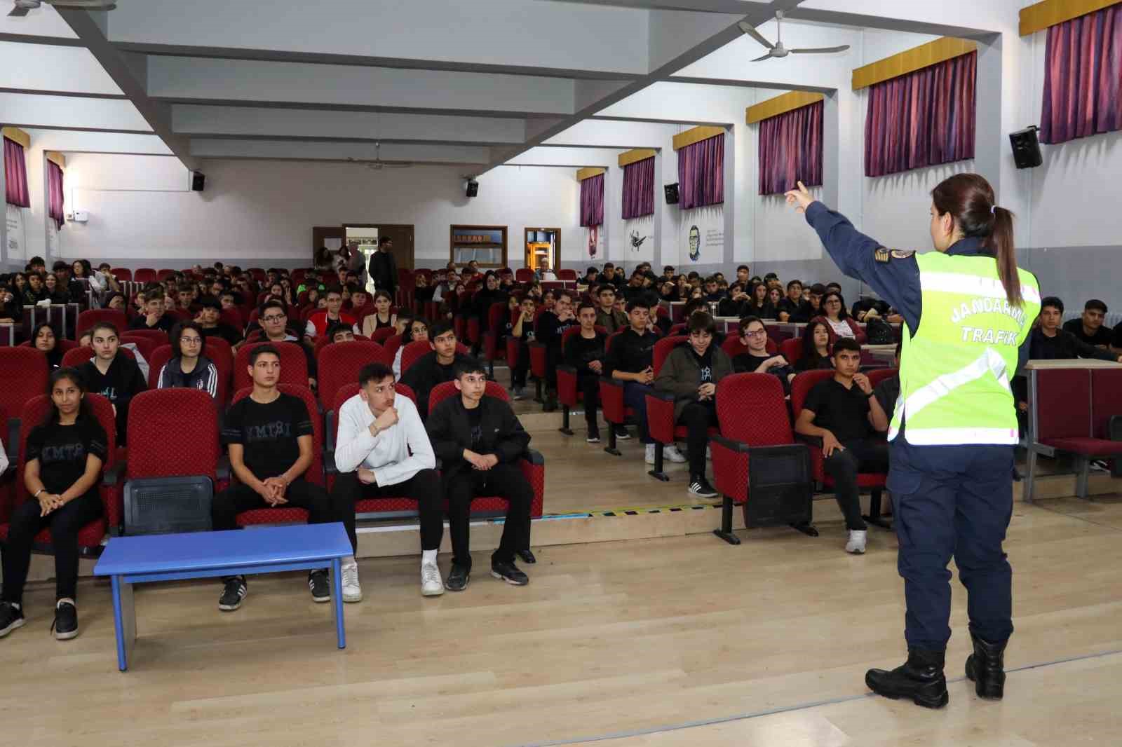 Jandarma’dan öğrencilere ’Uygulamalı Trafik Güvenliği Eğitimi’
