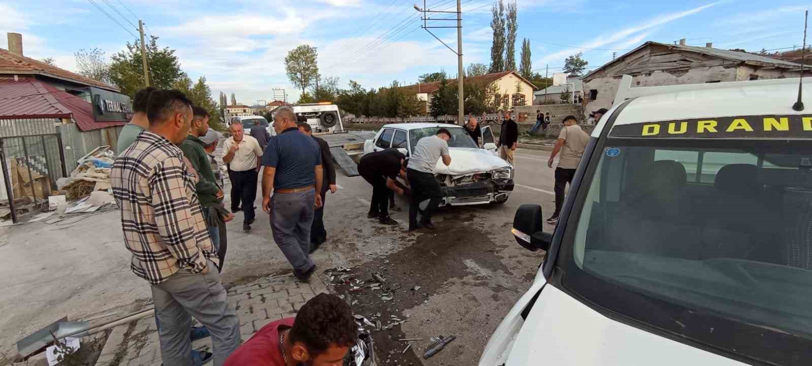 Tokat’ta kamyonetle otomobil kafa kafaya çarpıştı: 1 ölü
