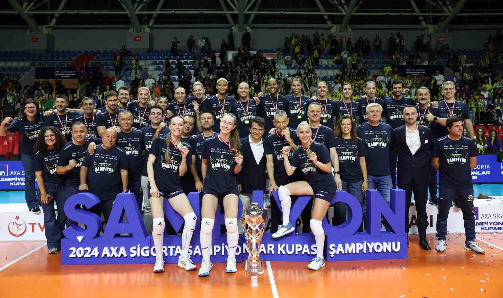 Fenerbahçe Kadın Voleybol Takımı, şampiyonluk kupasını kaldırdı
