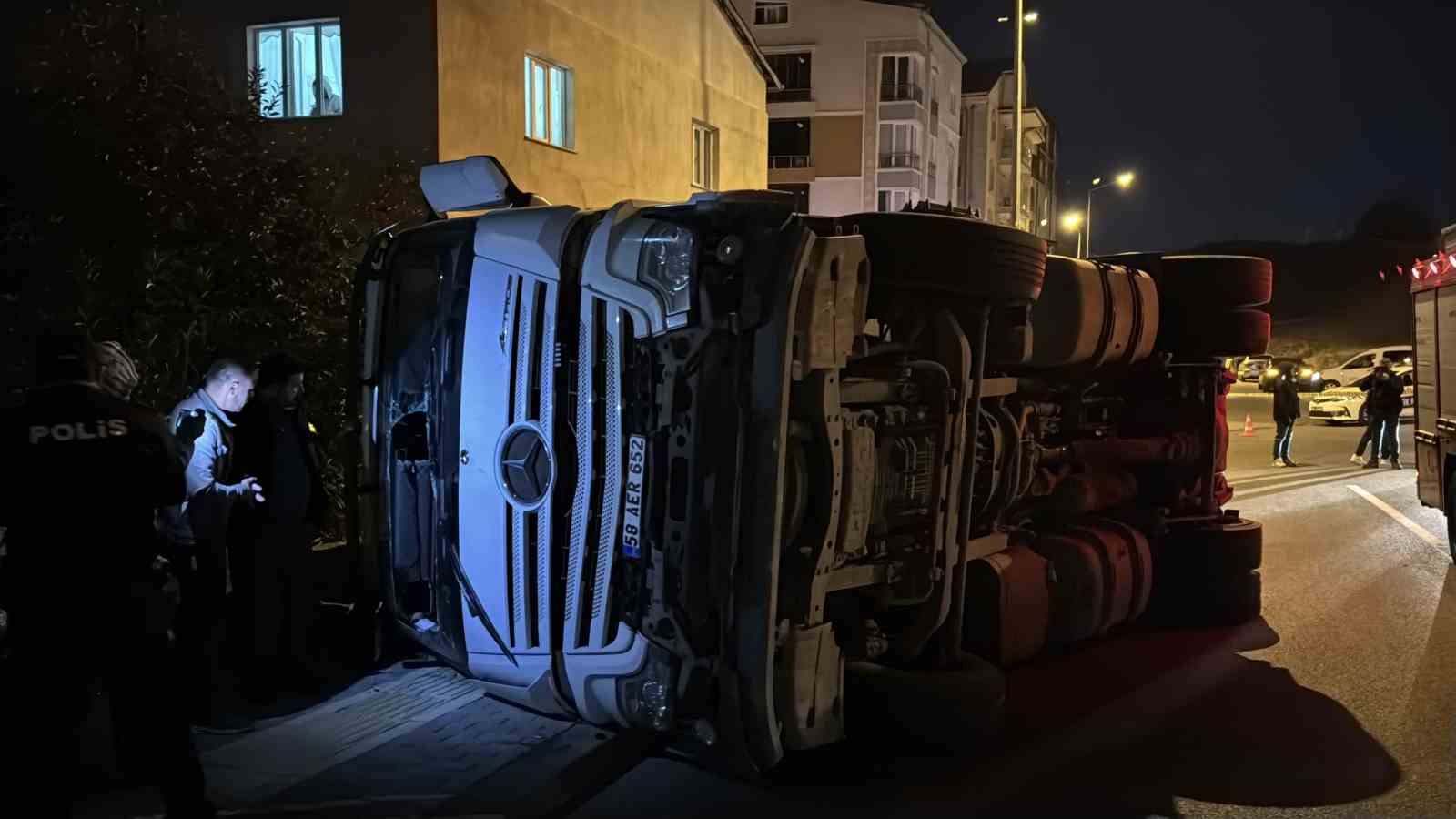 Virajı alamayan tır devrildi, yükü binanın bahçesine döküldü: 1 yaralı
