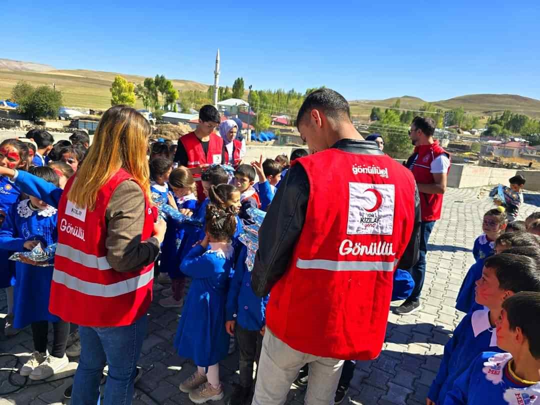 Diyadin’de köy köy gezip çocukları eğlendiriyorlar
