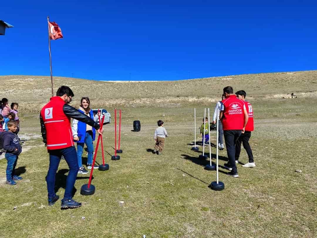 Diyadin’de köy köy gezip çocukları eğlendiriyorlar
