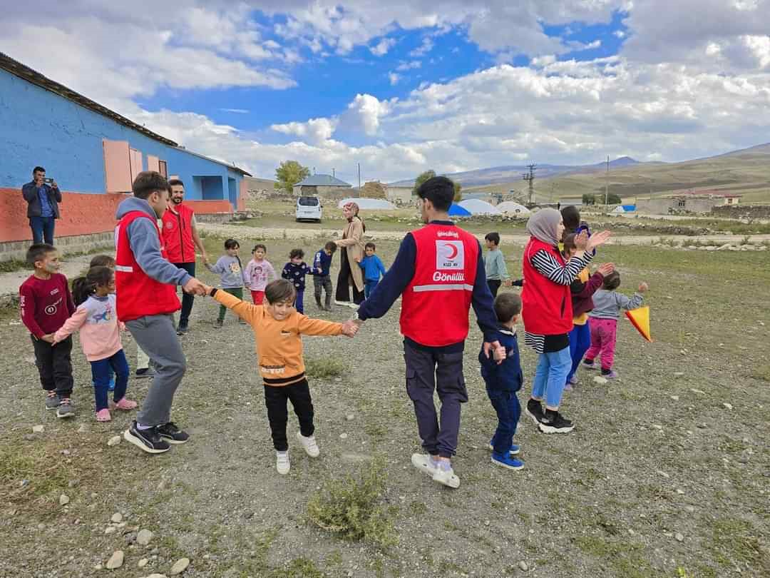 Diyadin’de köy köy gezip çocukları eğlendiriyorlar
