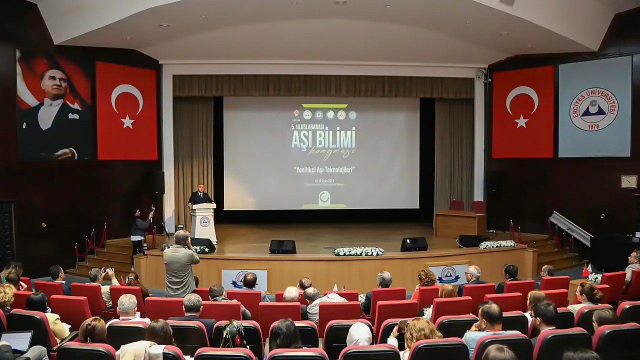 Rektör Hacımüftüoğlu, uluslararası aşı bilimi kongresine katıldı
