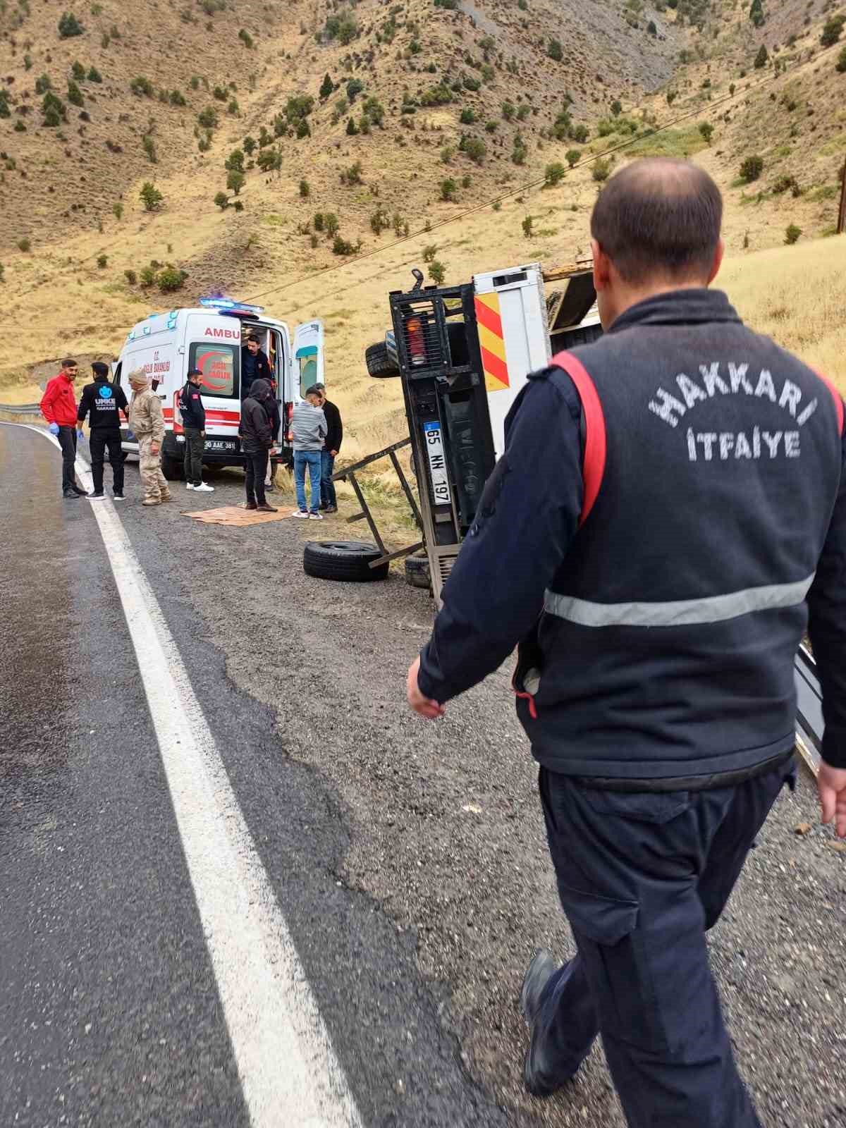 Hakkari’de kamyonet devrildi: 1 yaralı
