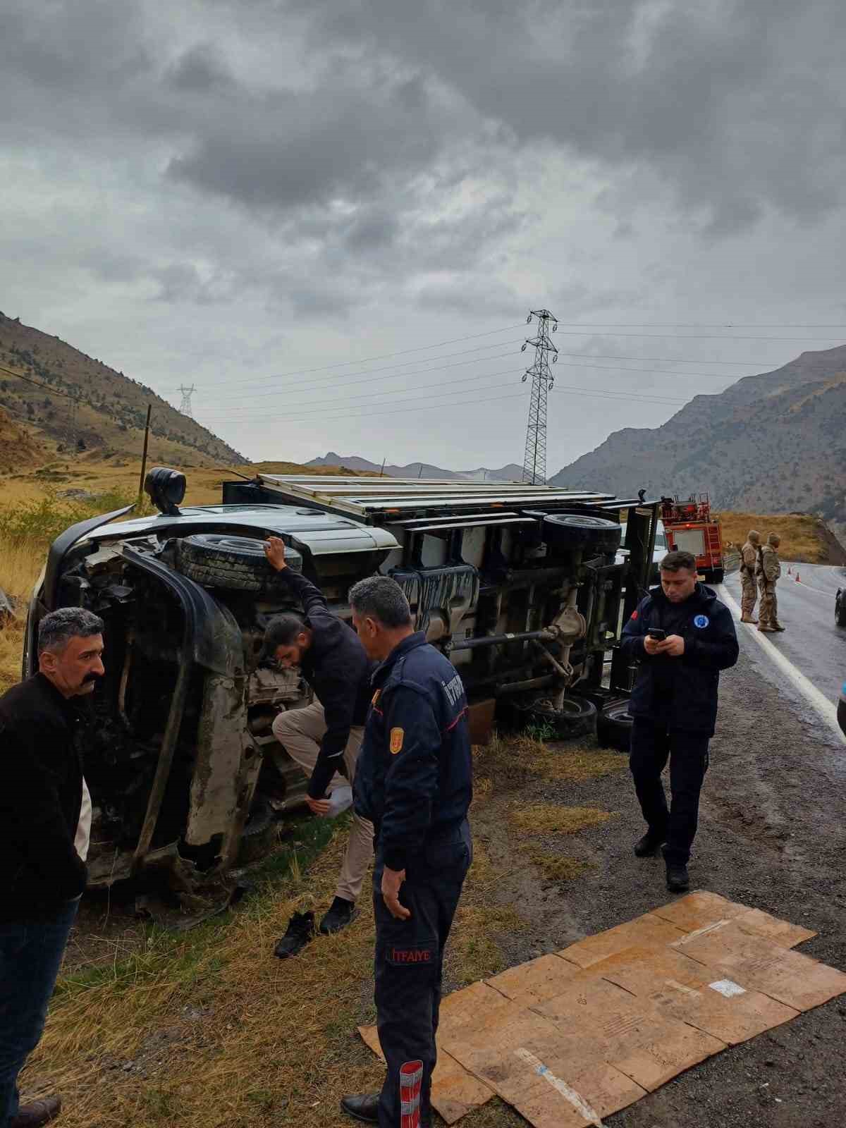 Hakkari’de kamyonet devrildi: 1 yaralı
