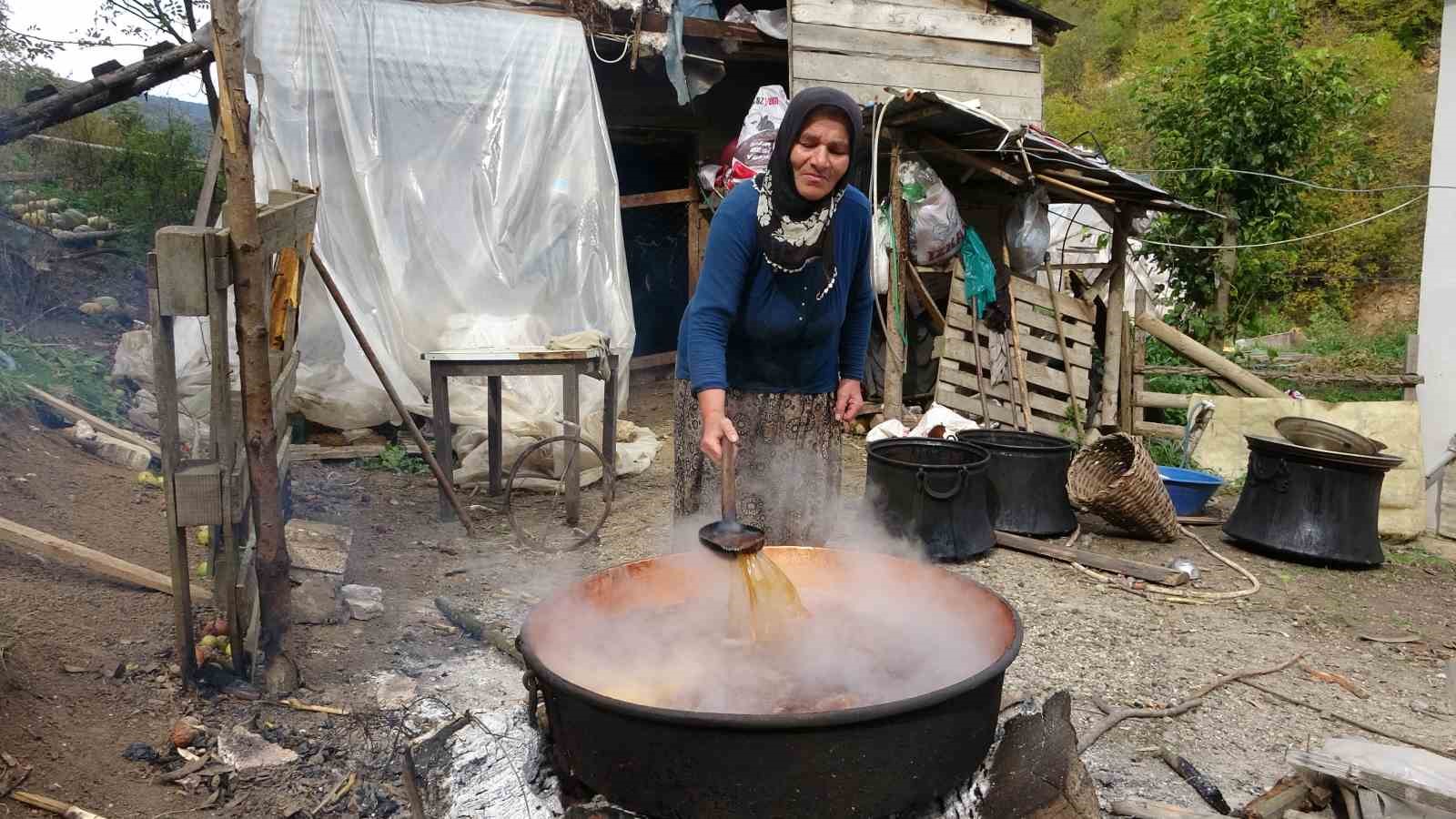 Giresun’da kadınlar yazın bolluğunu kışa taşıyor
