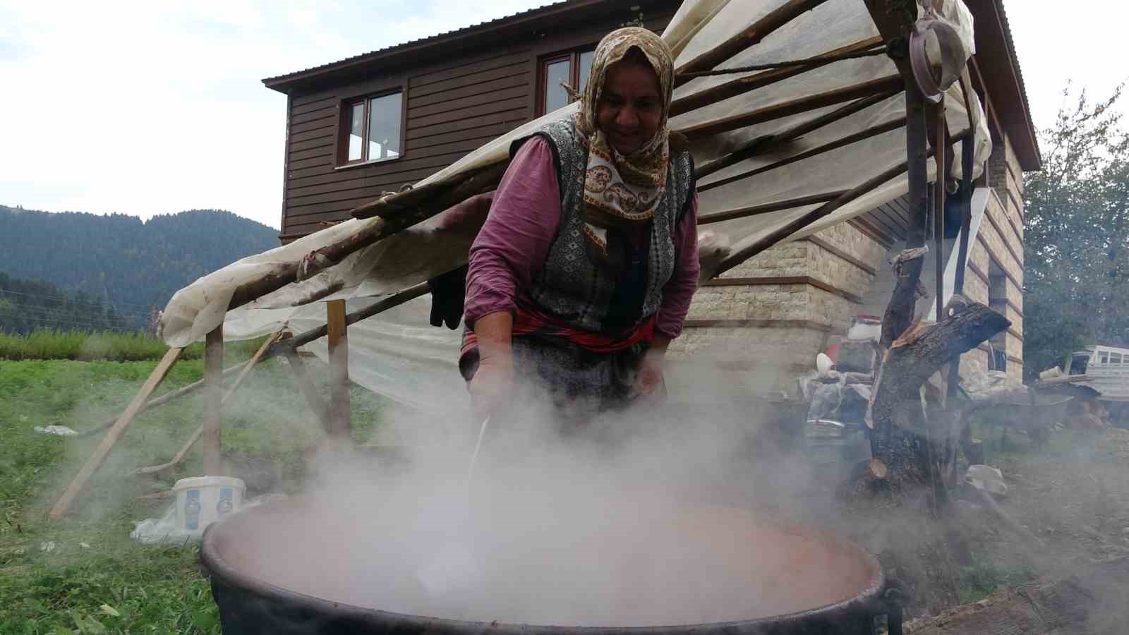 Giresun’da kadınlar yazın bolluğunu kışa taşıyor
