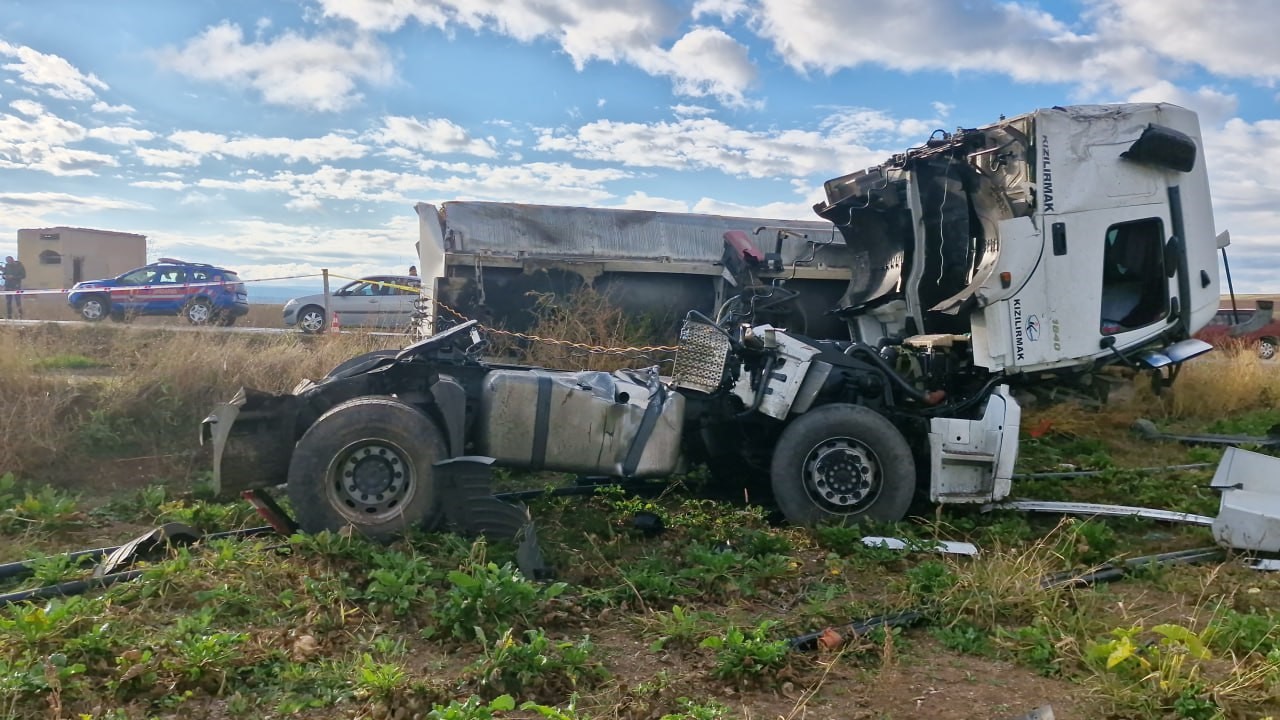 Tarım işçilerini taşıyan minibüs ile tanker çarpıştı: 1 ölü, 17 yaralı
