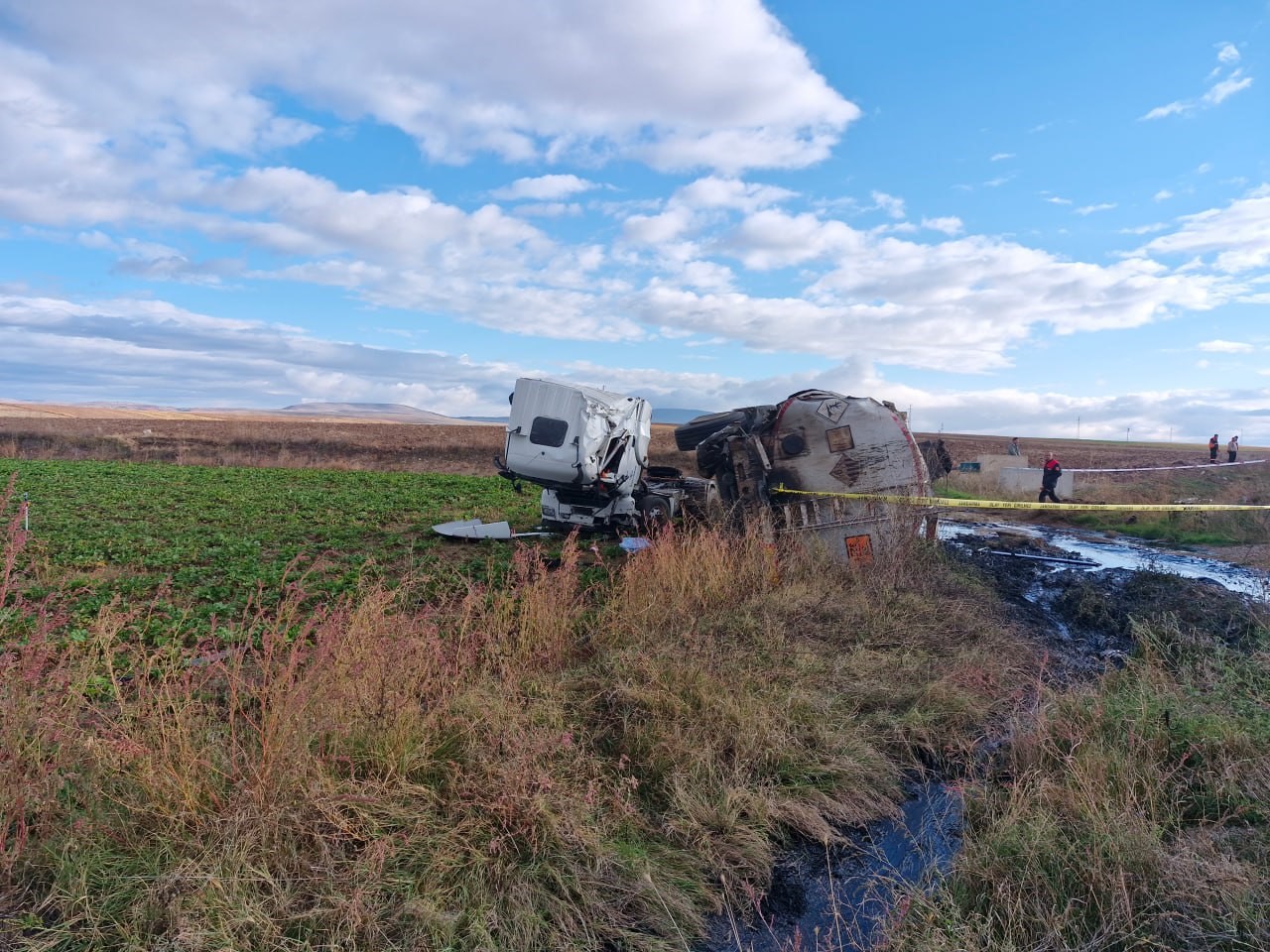 Tarım işçilerini taşıyan minibüs ile tanker çarpıştı: 1 ölü, 17 yaralı
