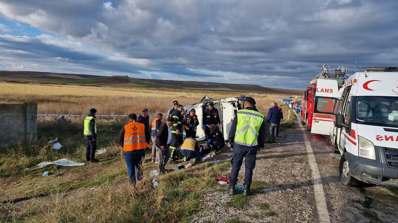 Tarım işçilerini taşıyan minibüs ile tanker çarpıştı: 1 ölü, 17 yaralı
