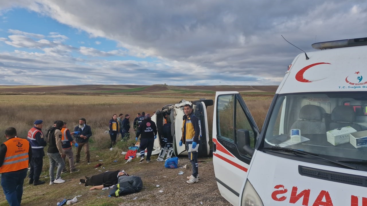 Tarım işçilerini taşıyan minibüs ile tanker çarpıştı: 1 ölü, 17 yaralı
