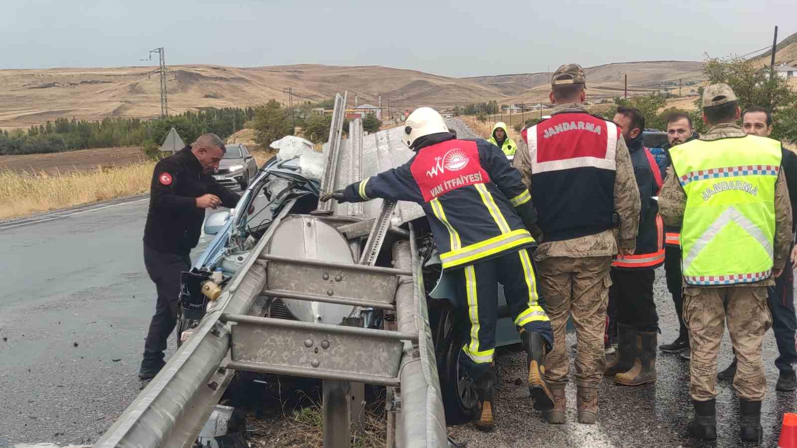 Sürücü, bariyere saplanan otomobilden sağ çıktı
