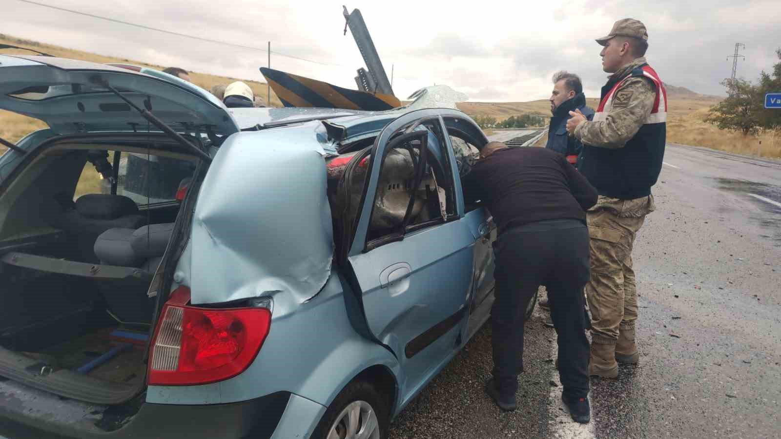 Sürücü, bariyere saplanan otomobilden sağ çıktı
