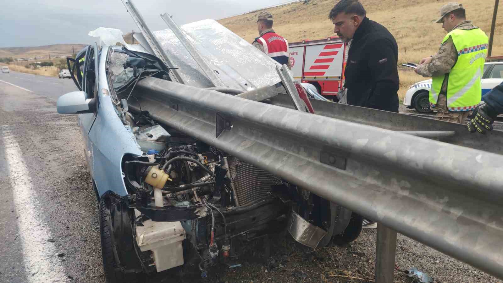 Sürücü, bariyere saplanan otomobilden sağ çıktı
