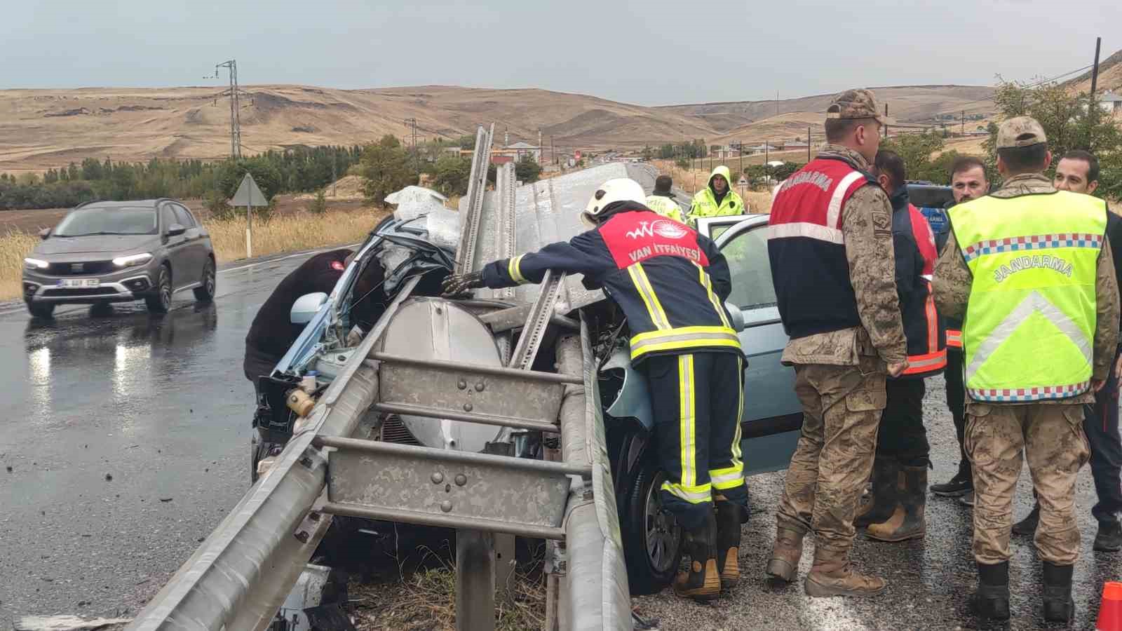 Sürücü, bariyere saplanan otomobilden sağ çıktı
