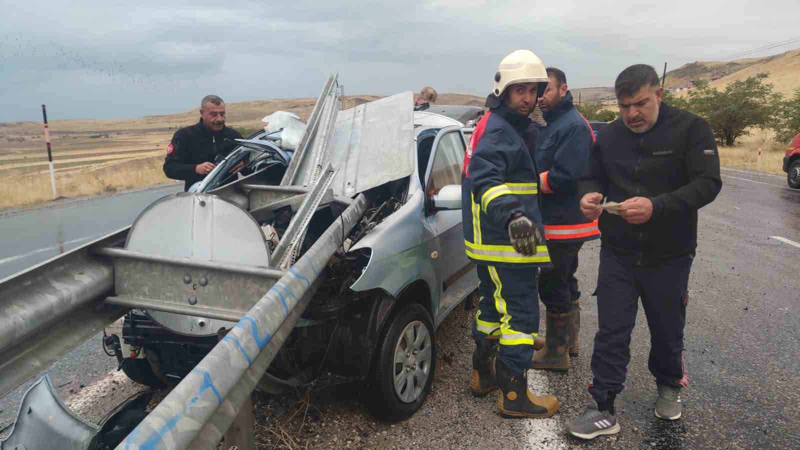 Sürücü, bariyere saplanan otomobilden sağ çıktı
