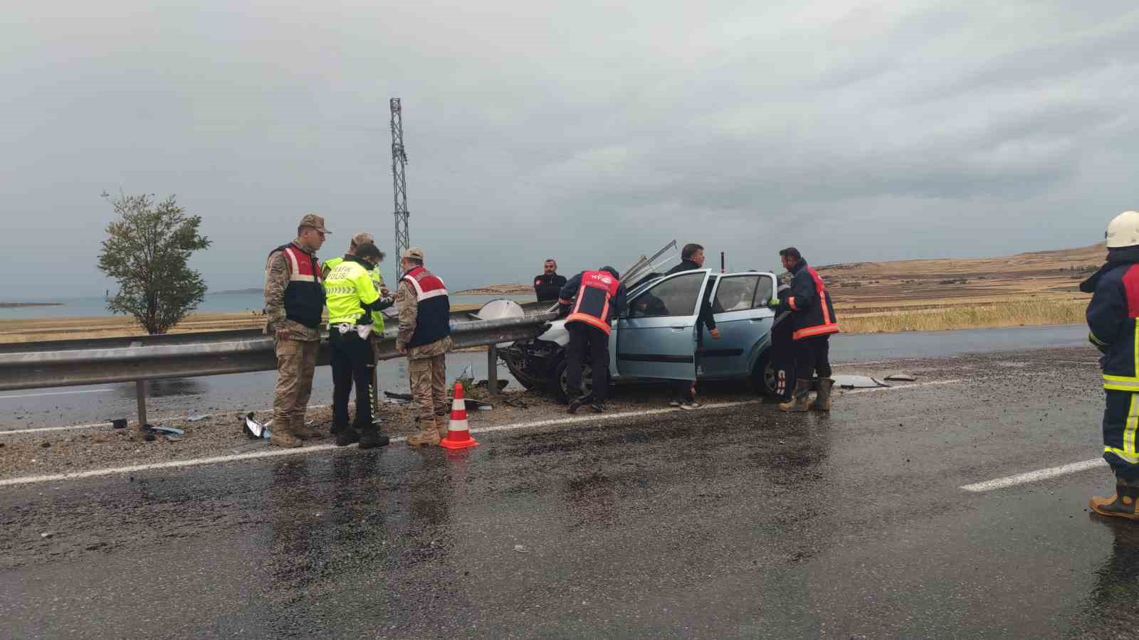 Sürücü, bariyere saplanan otomobilden sağ çıktı
