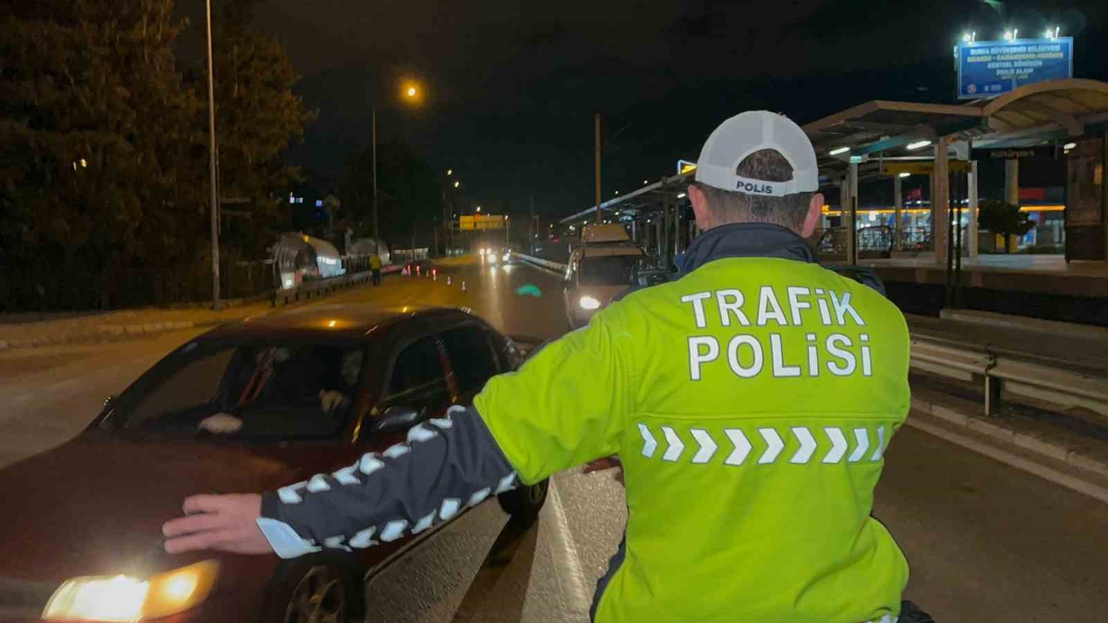 (Özel) Alkollü araç başına geçti, ehliyetini verince ağlamaya başladı
