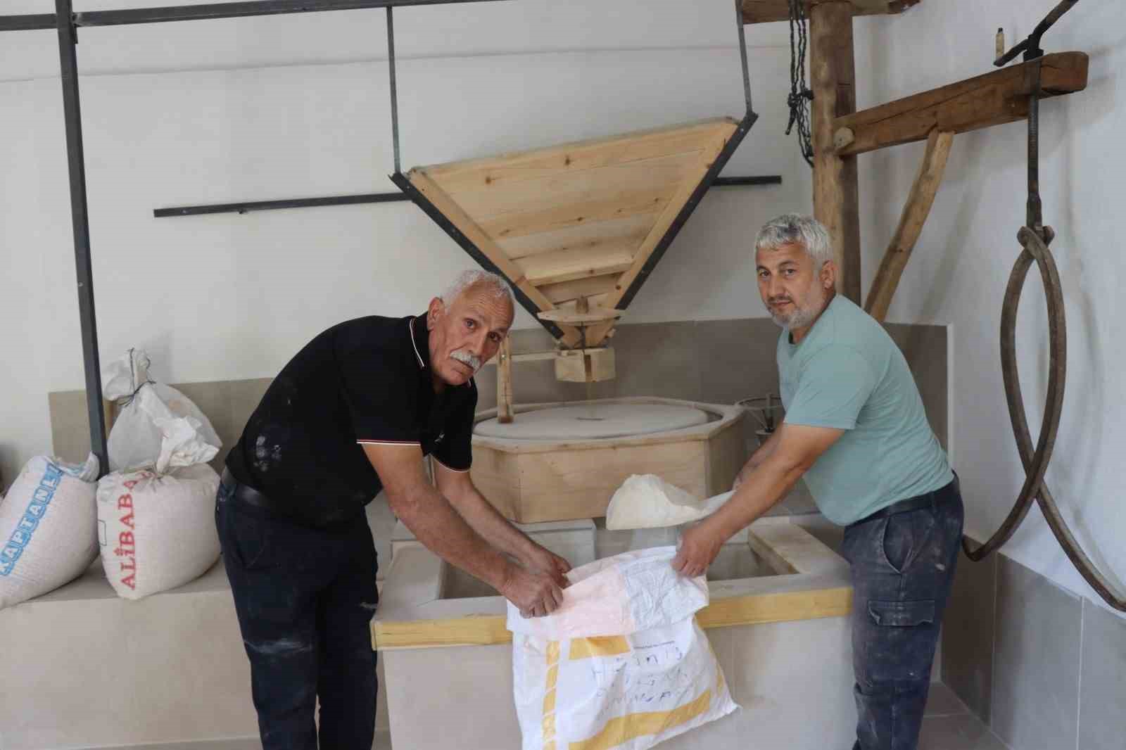 Gurbetten sılaya döndü, baba yadigarı su değirmenini yeniden çalıştırdı
