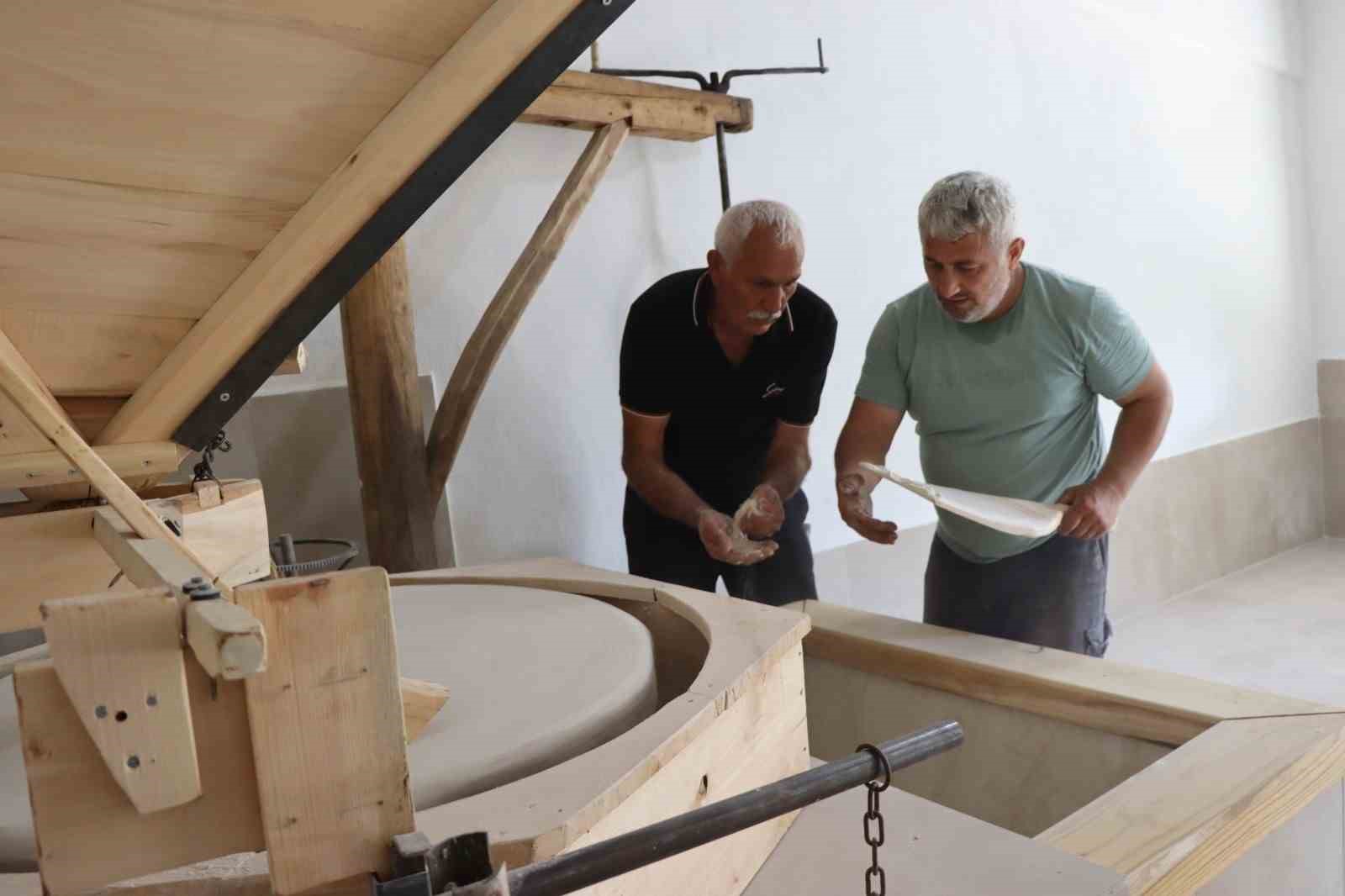 Gurbetten sılaya döndü, baba yadigarı su değirmenini yeniden çalıştırdı
