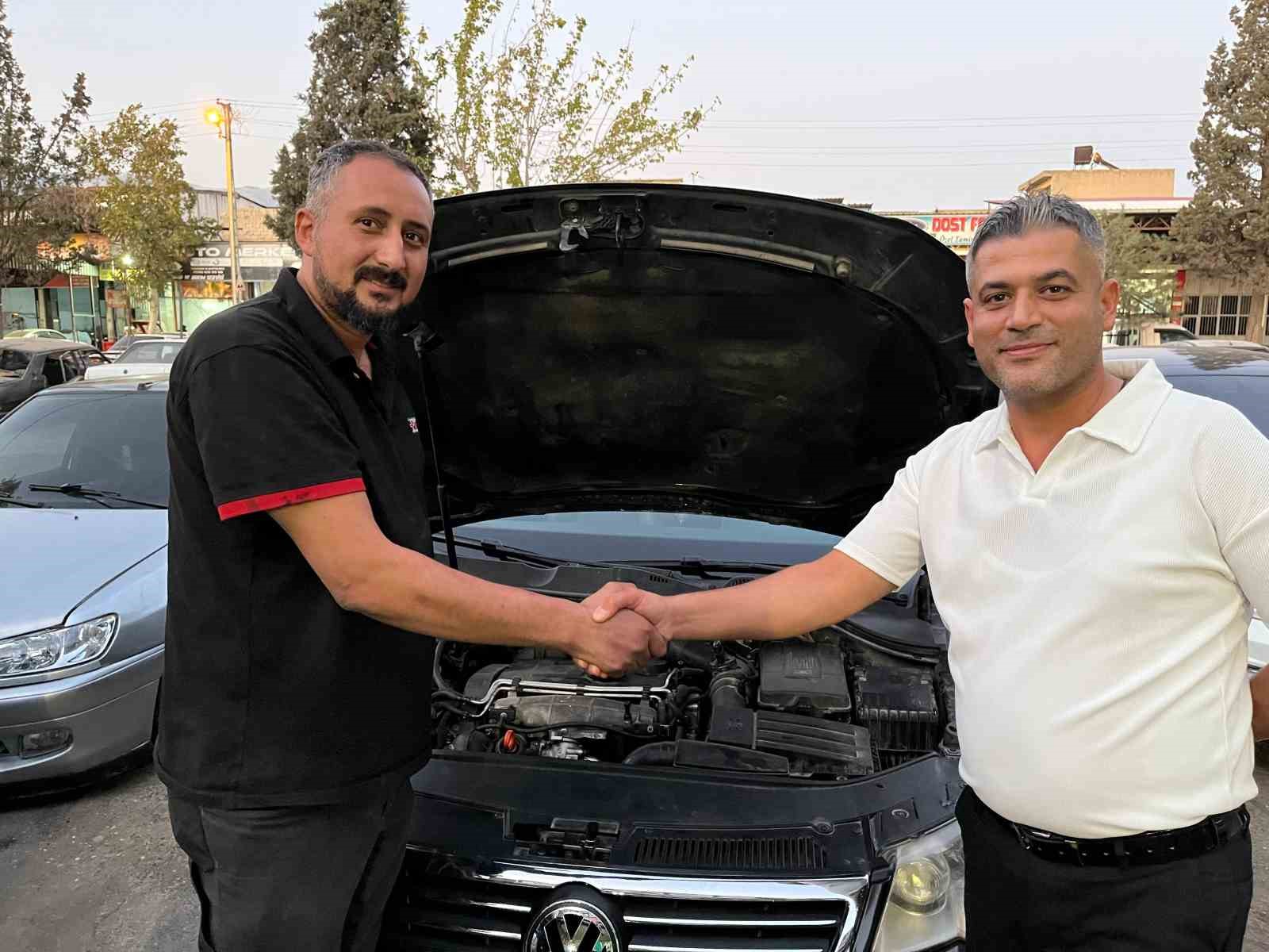 Otomobili tamirden erken çıkınca davul zurna eşliğinde oynayarak teslim aldı
