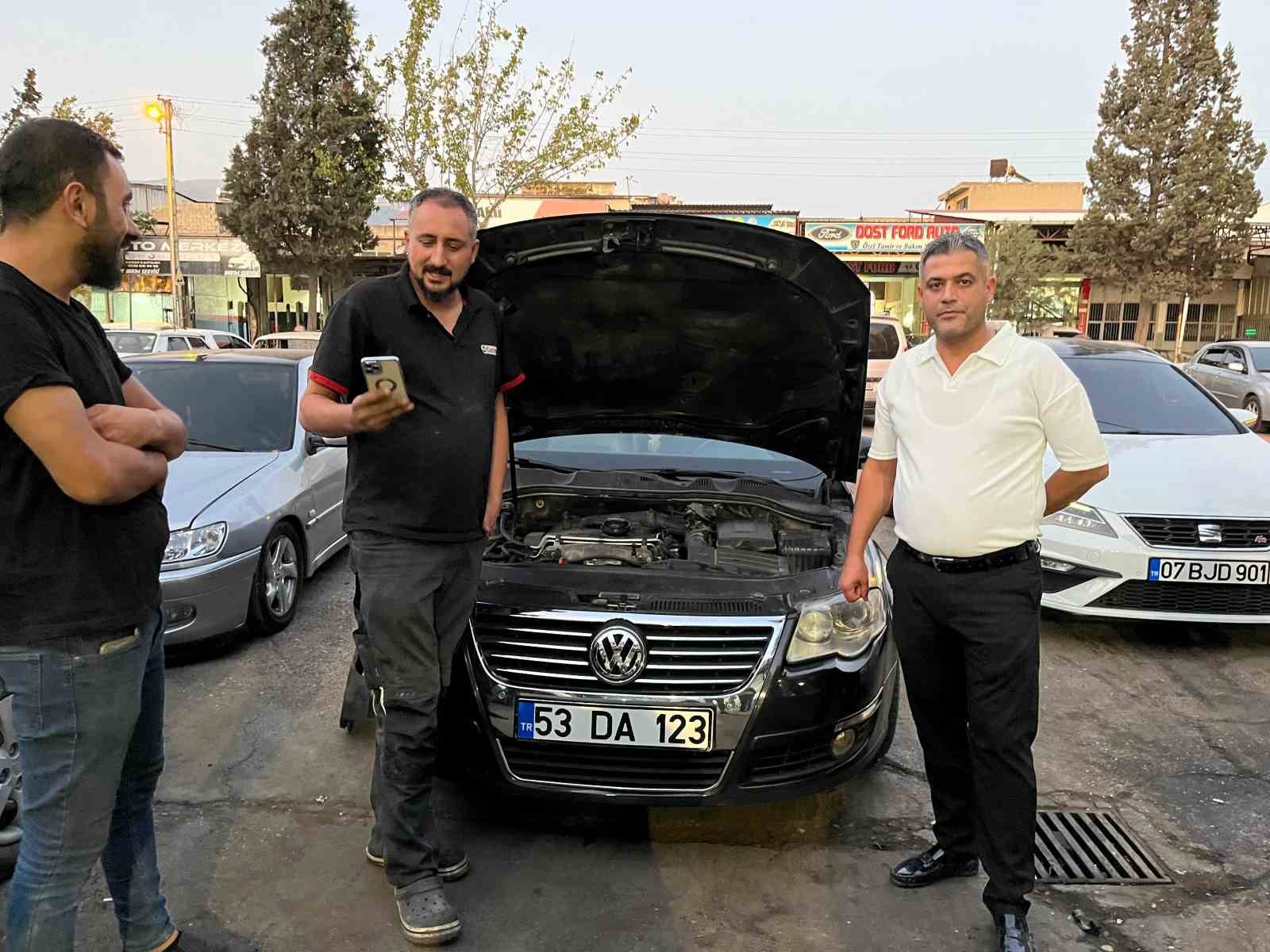 Otomobili tamirden erken çıkınca davul zurna eşliğinde oynayarak teslim aldı
