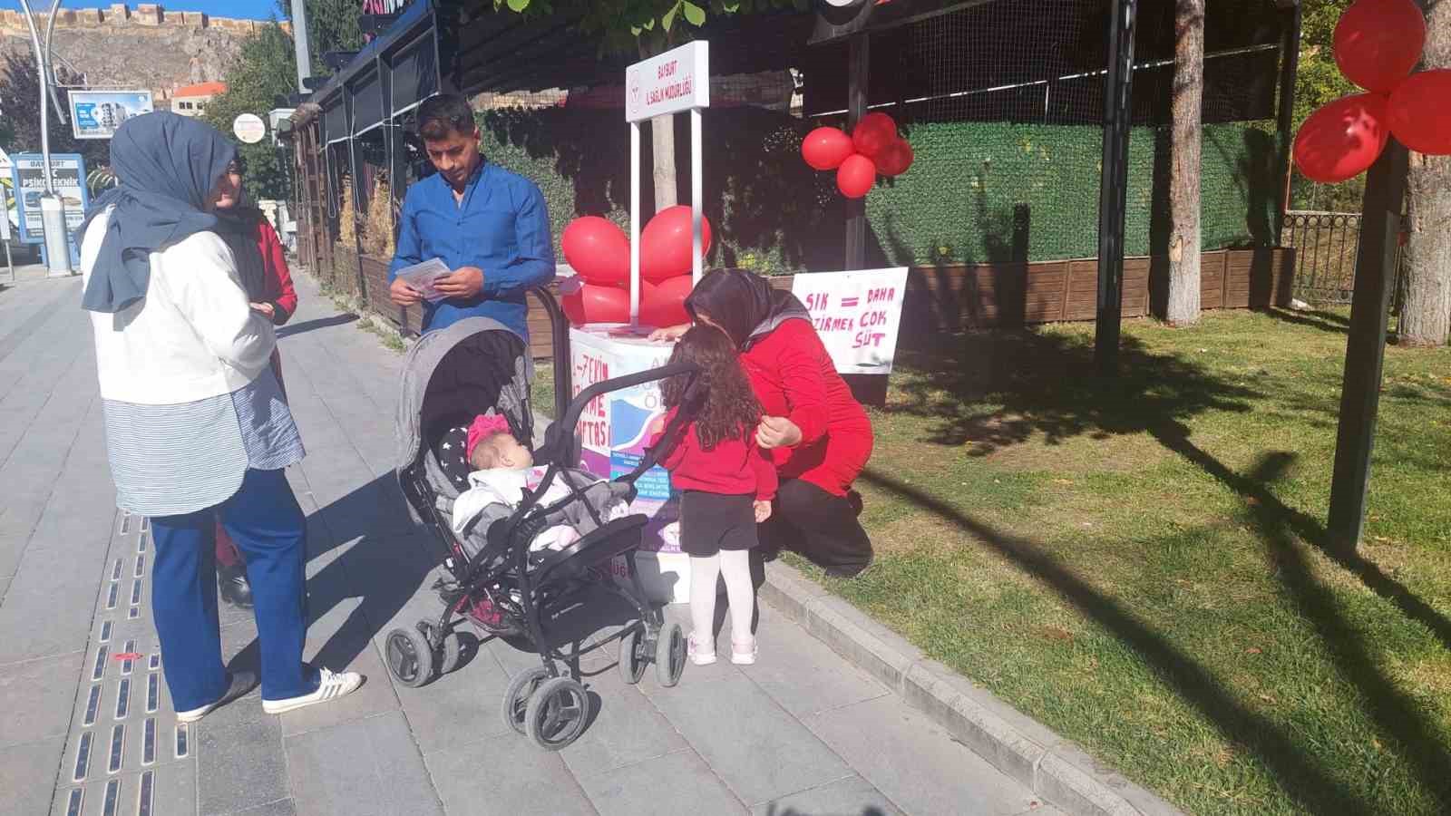 Emzirme Haftası dolayısıyla stant açılarak anne sütünün önemi anlatıldı
