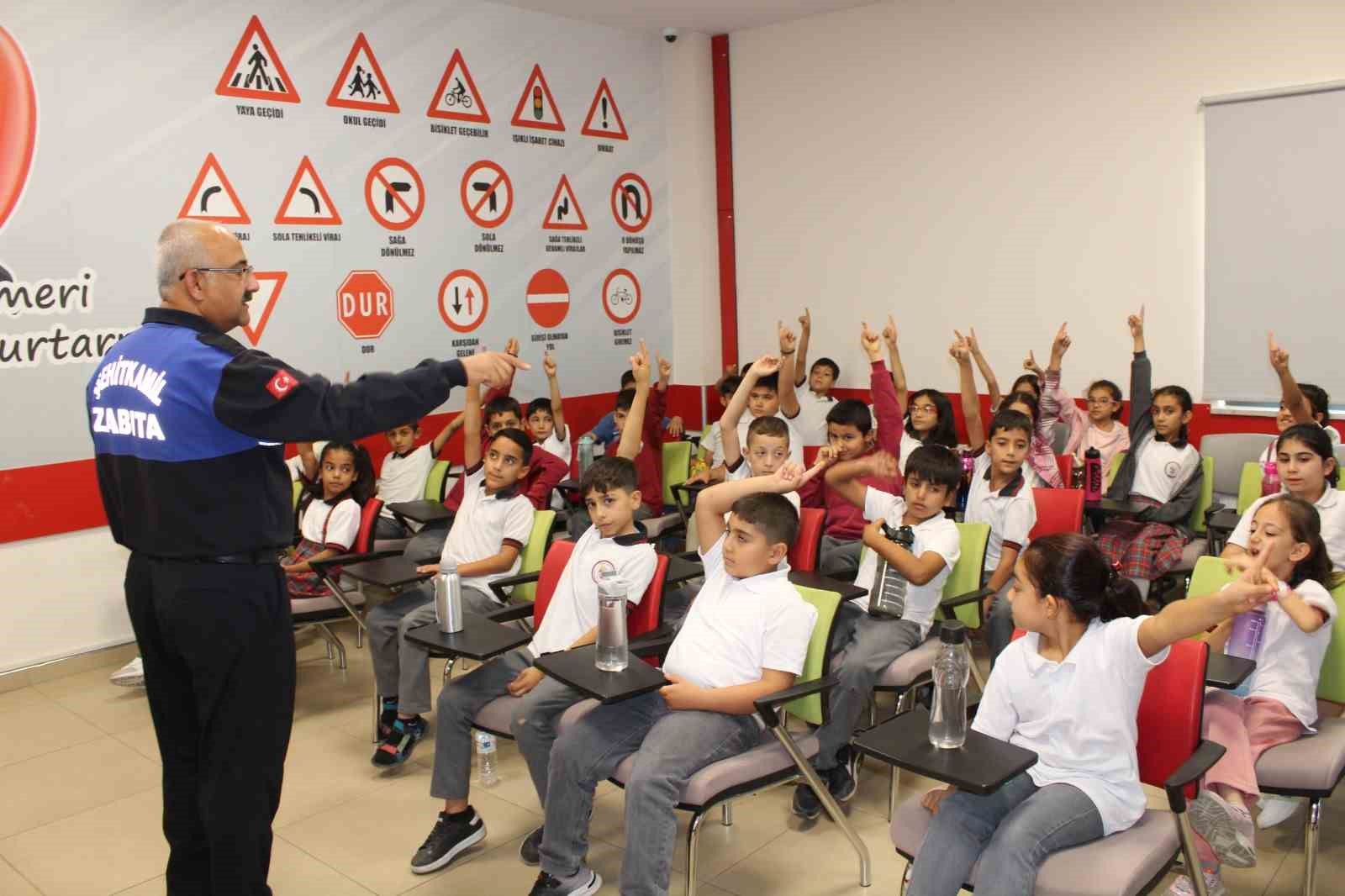 Çocuklar, trafik kurallarını eğlenerek öğreniyorlar
