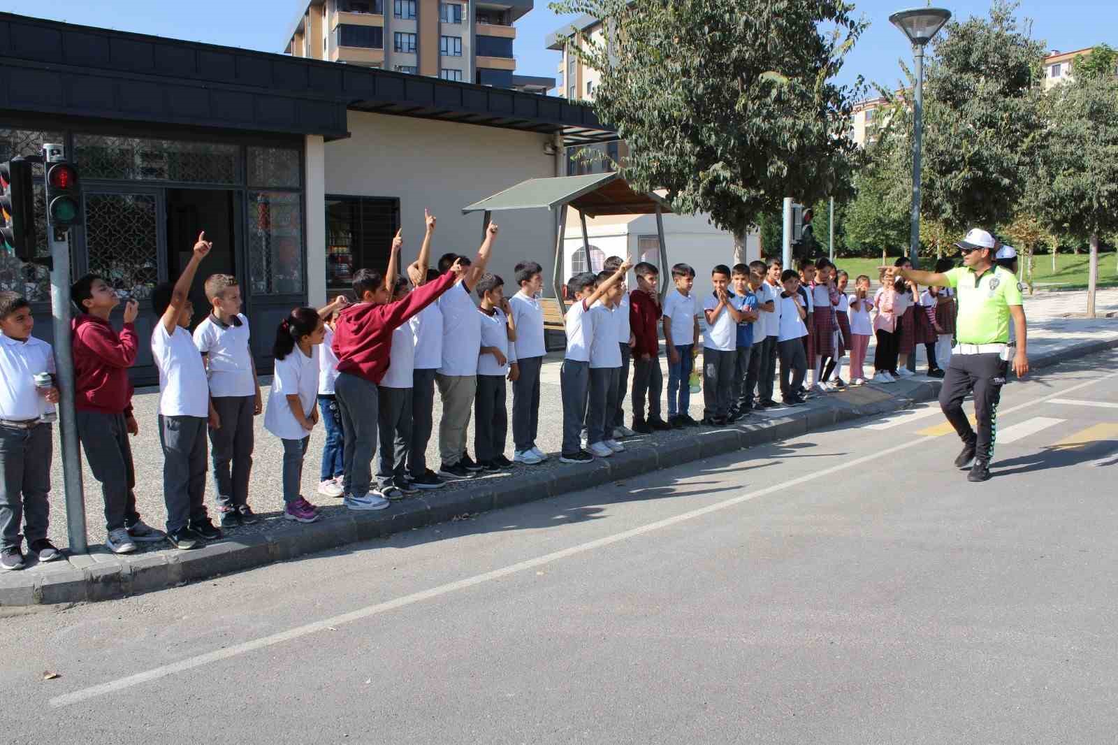 Çocuklar, trafik kurallarını eğlenerek öğreniyorlar
