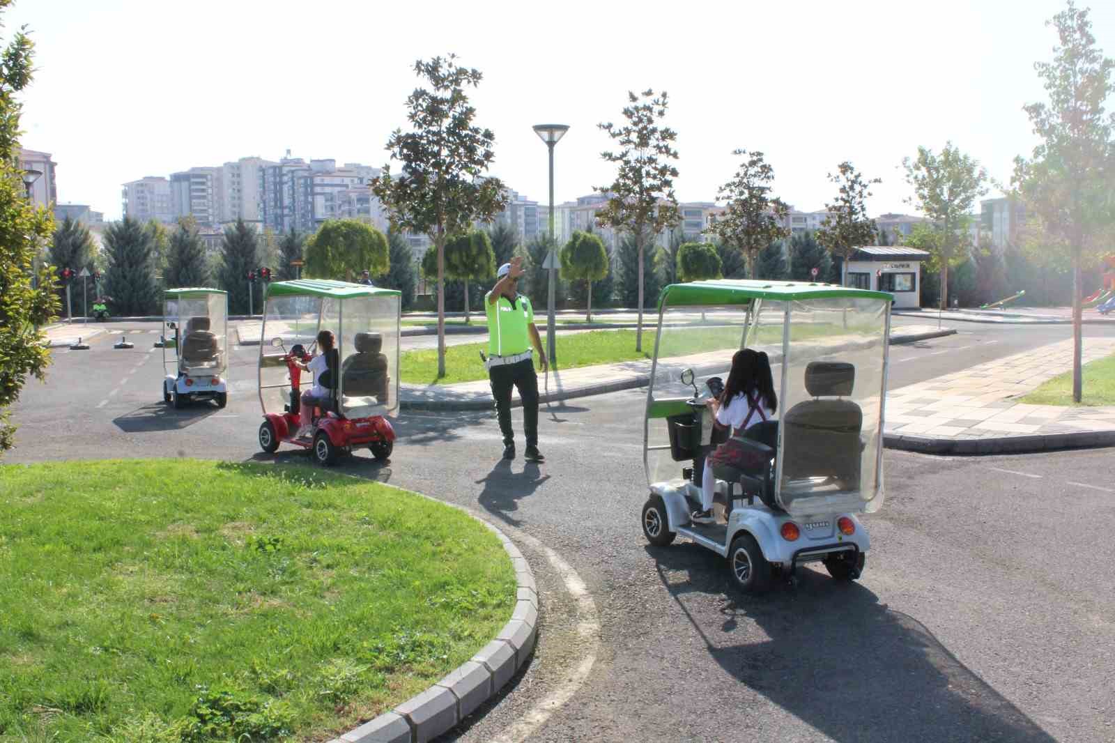 Çocuklar, trafik kurallarını eğlenerek öğreniyorlar
