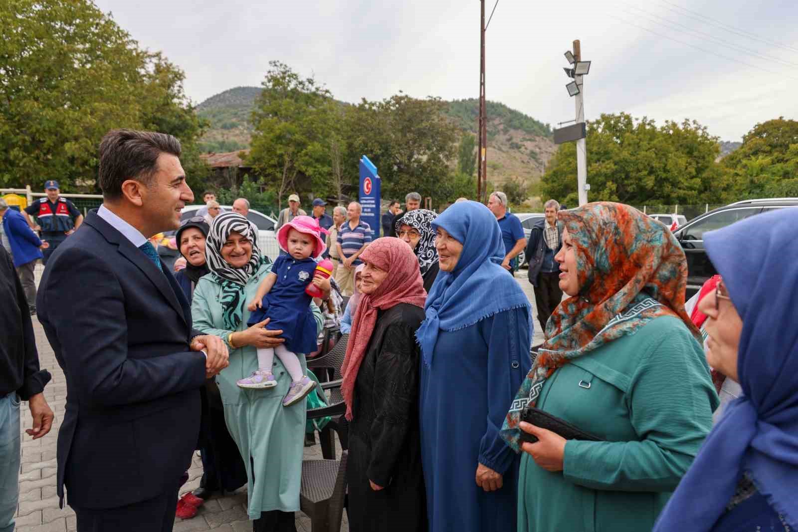 Vali Aygöl, Küplü köyünde kadınları dinledi
