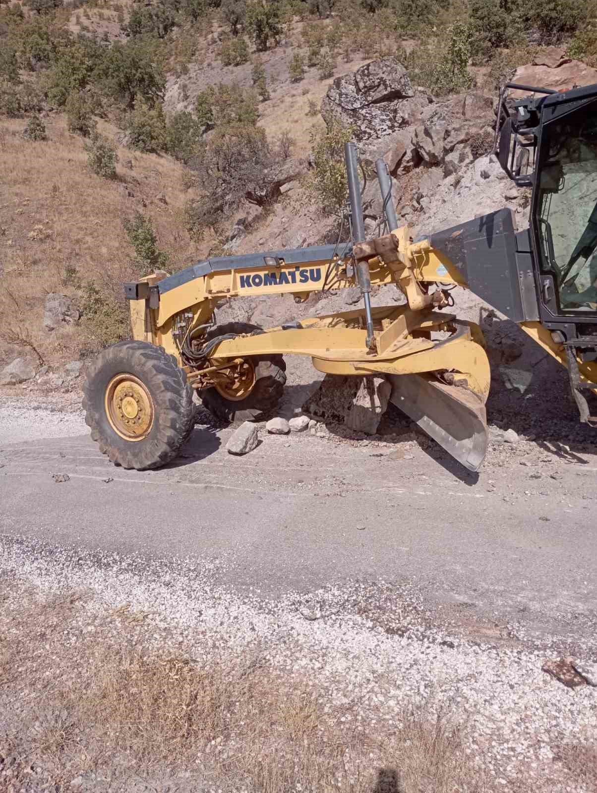 Elazığ’da deprem sonrası köy yollarına düşen taş ve kayalar kaldırıldı
