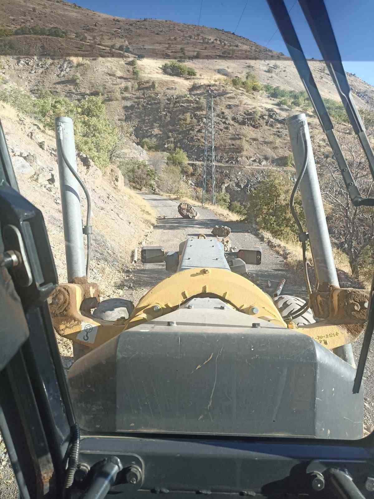 Elazığ’da deprem sonrası köy yollarına düşen taş ve kayalar kaldırıldı
