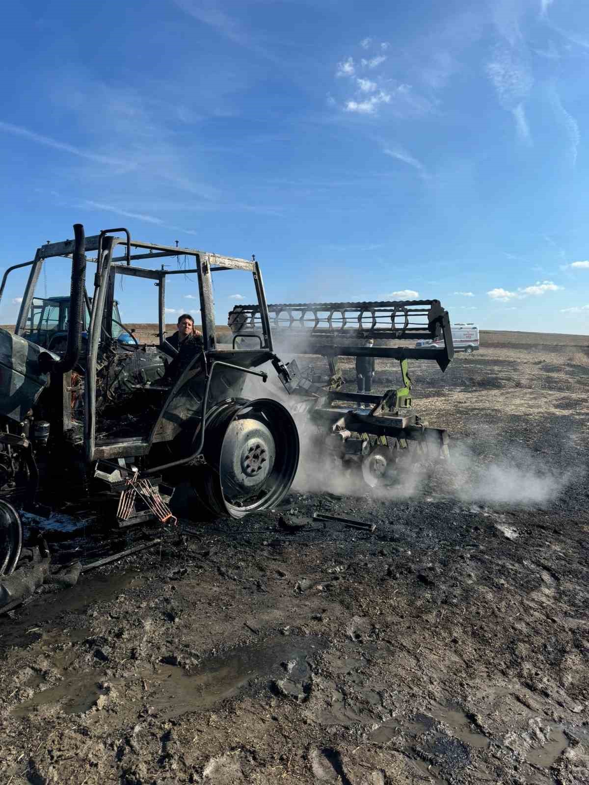 Tarla süren traktör yandı
