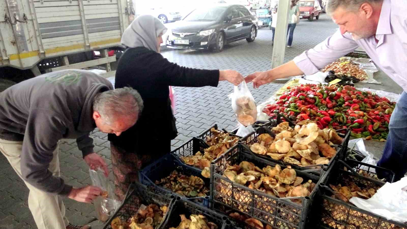 Çıntarlar pazar tezgahlarında yerini aldı
